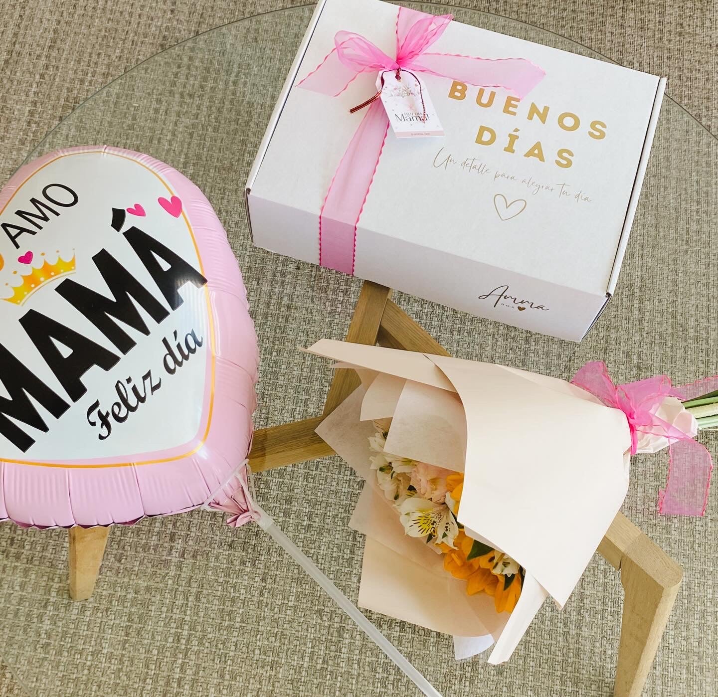 Mamá + Flores